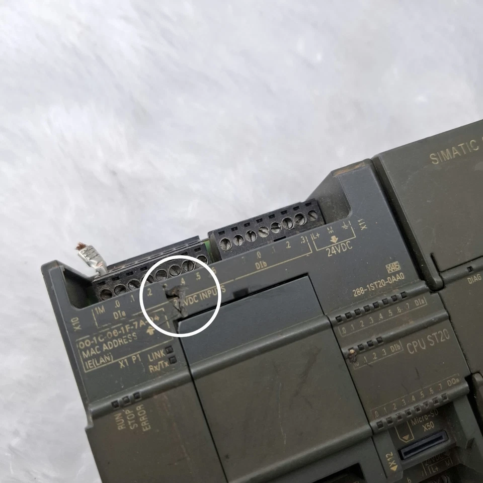 USED COSMETIC DAMAGED SIEMENS SIMATIC S7-200 CPU ST20 WITH EM DR08 MODULE